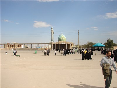 نمایی از مسجد جمکران در روز و ضلع غربی